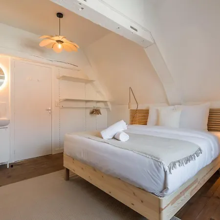 Deux Sur La Grande Place Туркуэн