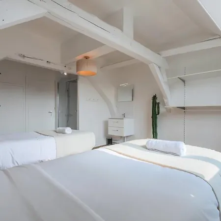 Deux Sur La Grande Place