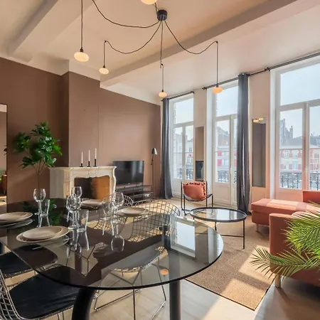 Deux Sur La Grande Place *